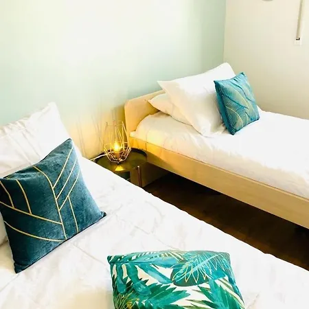 Lovely 2 Bedroom Flat With Balcony And Parking *