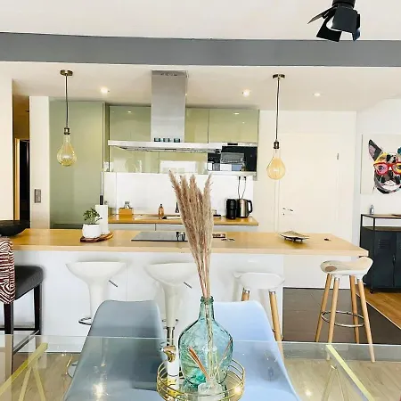 Lovely 2 Bedroom Flat With Balcony And Parking Apartment *