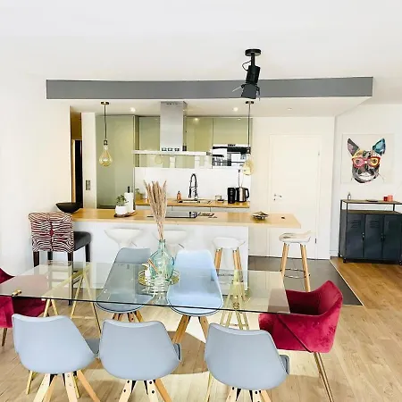 Apartment Lovely 2 Bedroom Flat With Balcony And Parking *