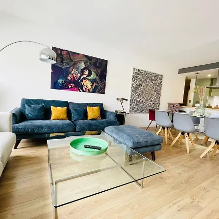 Apartment Lovely 2 Bedroom Flat With Balcony And Parking