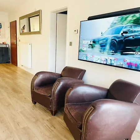 Apartment Lovely 2 Bedroom Flat With Balcony And Parking *