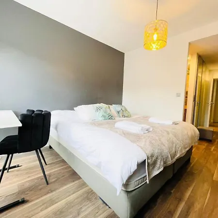 Apartment Lovely 2 Bedroom Flat With Balcony And Parking *