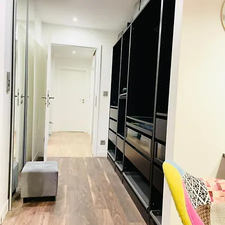 Apartment Lovely 2 Bedroom Flat With Balcony And Parking *