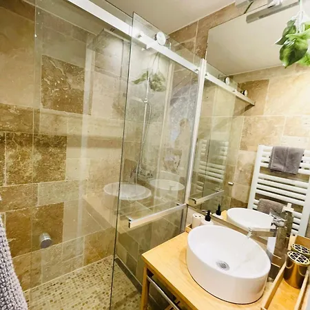 Lovely 2 Bedroom Flat With Balcony And Parking